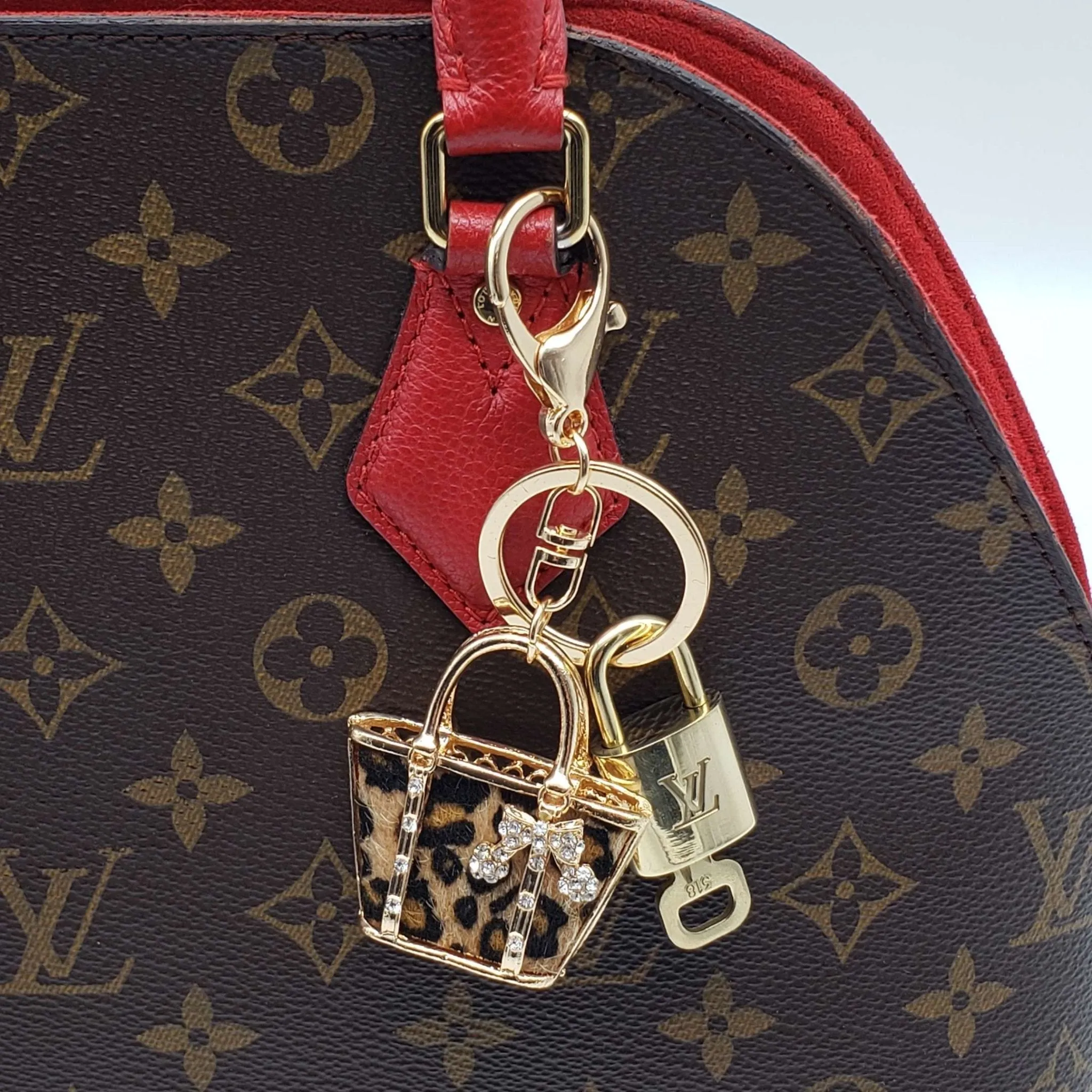 100%  Louis Vuitton Lock and Key with Unbranded Keychain, Keycharm, Bagcharm