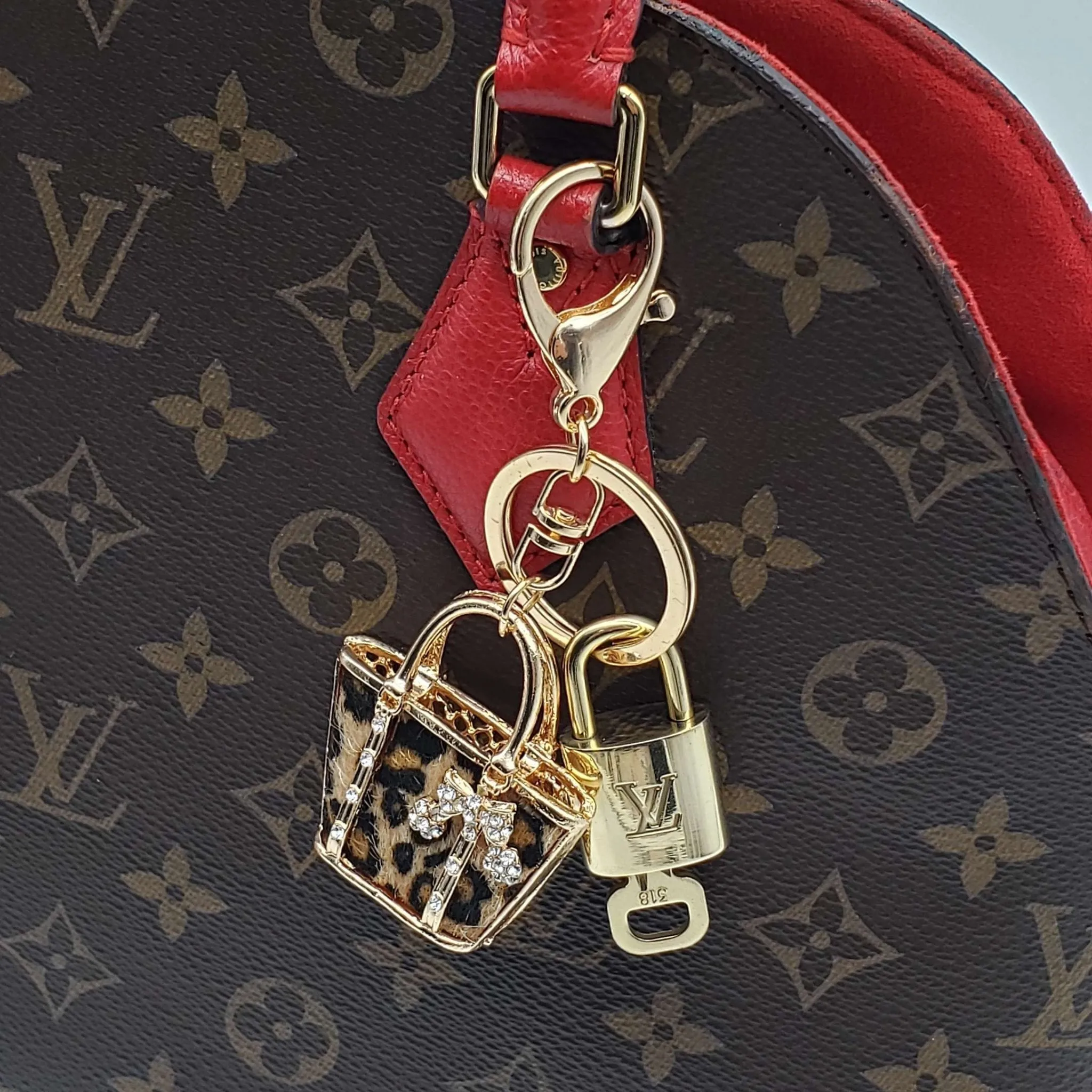 100%  Louis Vuitton Lock and Key with Unbranded Keychain, Keycharm, Bagcharm