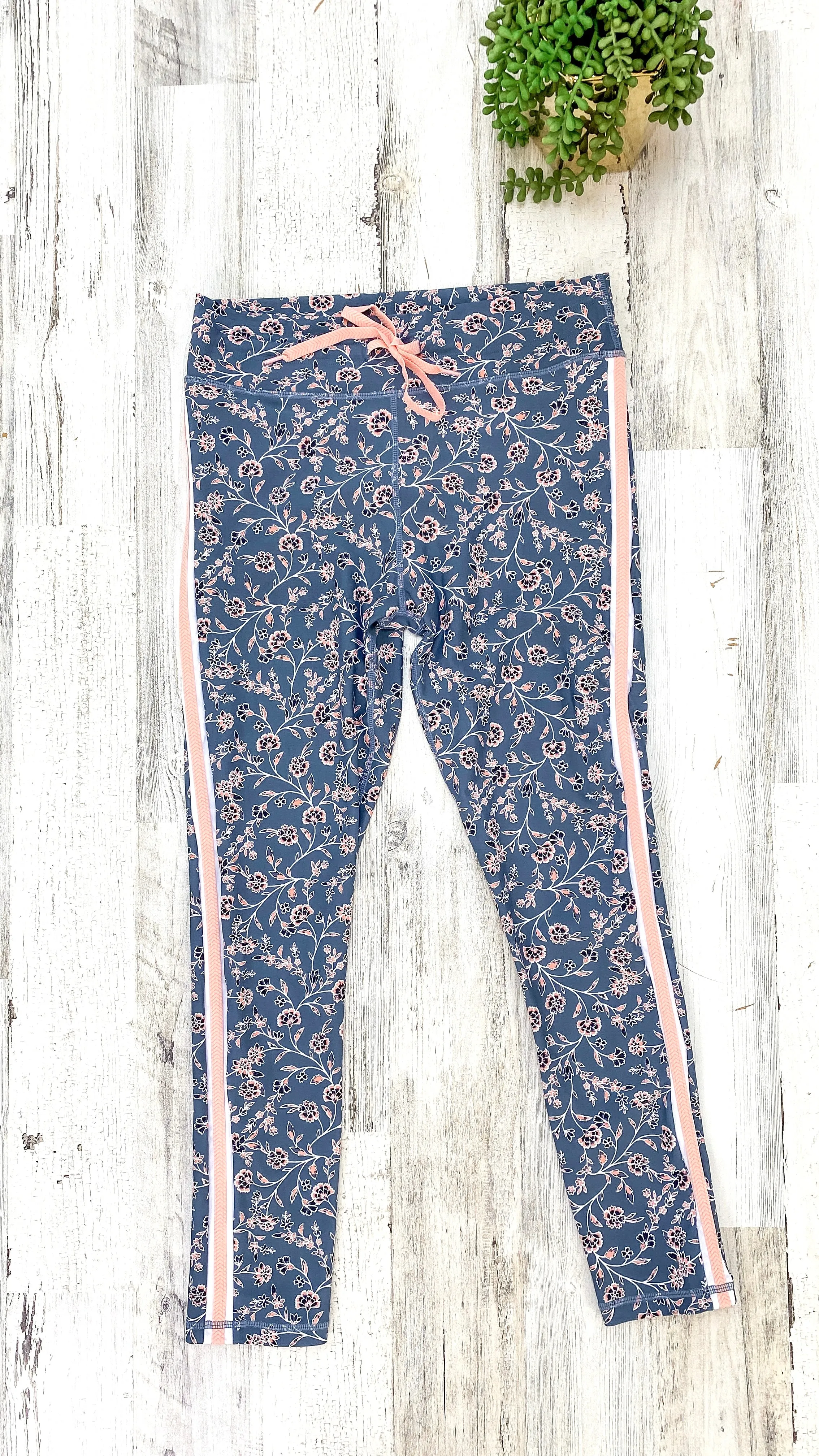 The Upside Santa Fe Floral Mid-Rise Leggings in Sherbert Floral (10 or M)