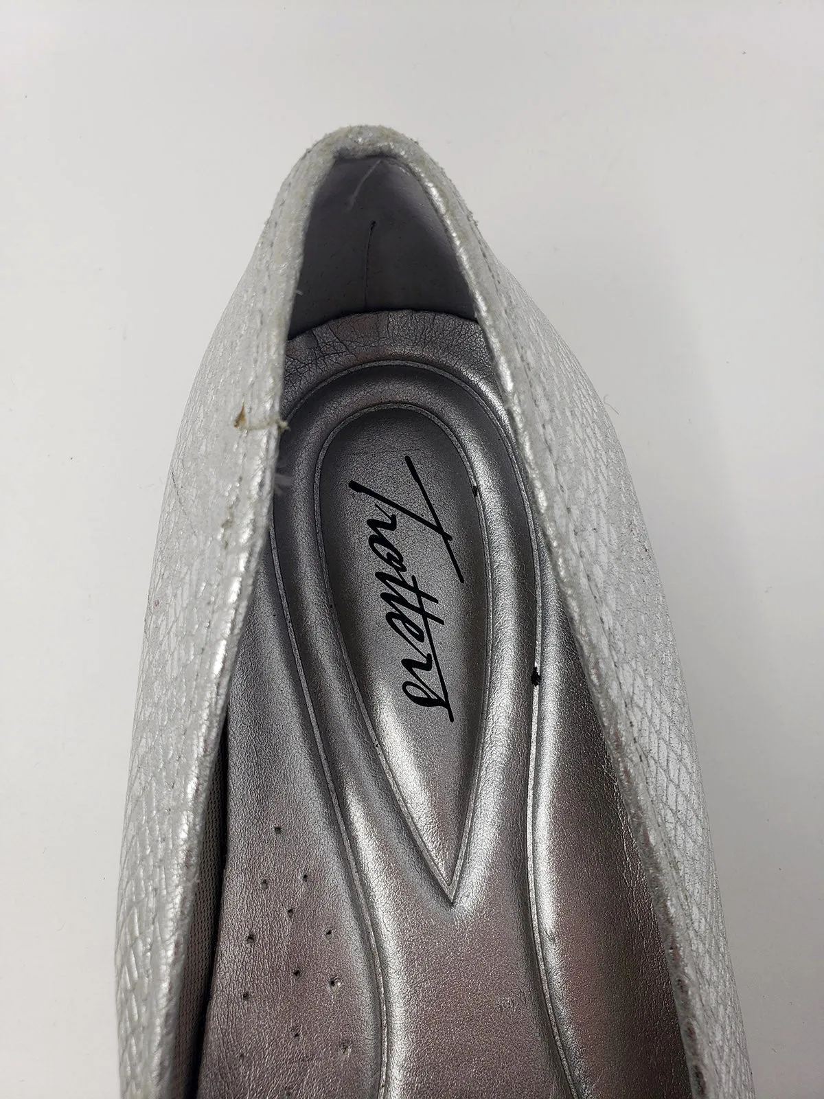 Trotters Size 9.5WW Silver Snake Print Flats