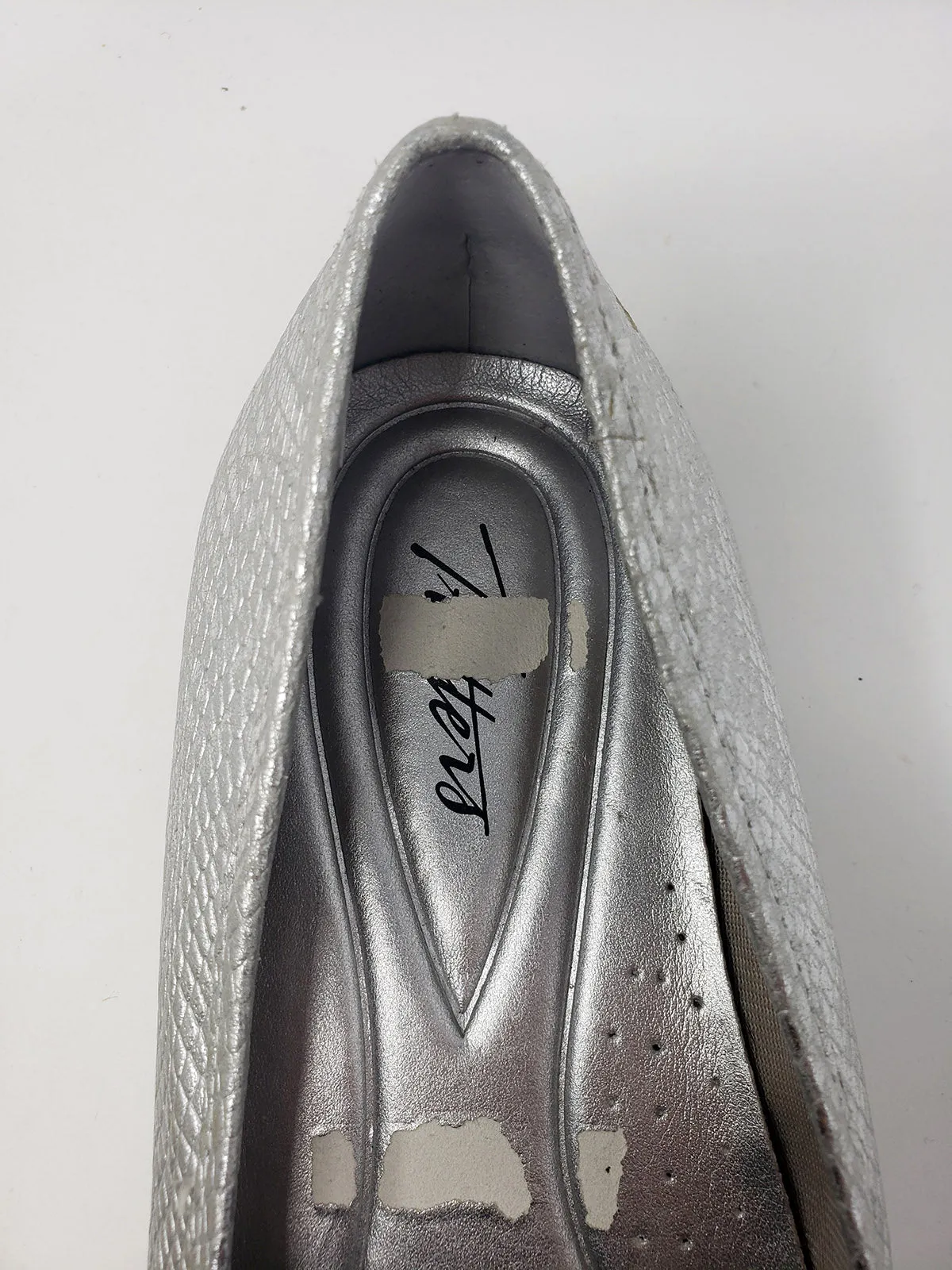 Trotters Size 9.5WW Silver Snake Print Flats